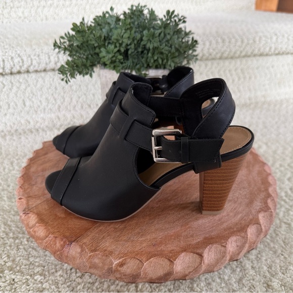 Black Women's Heeled Shoes With Buckles. - Picture 7 of 12